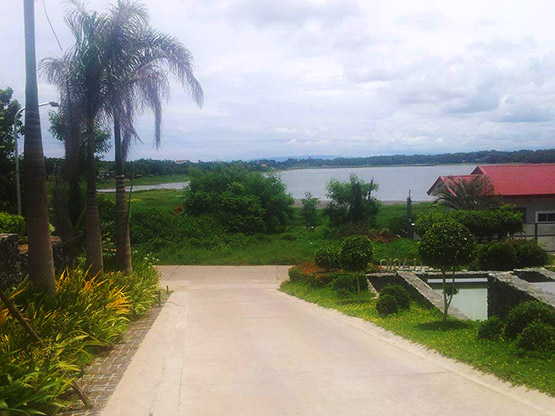 Paoay Lake lot road access